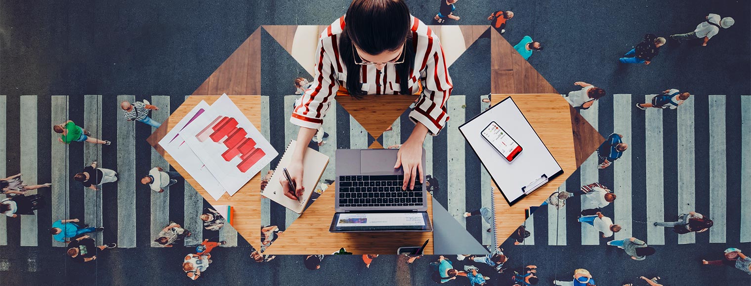 Businesswoman managing payments and transactions using HSBC Omni Collect Businesswoman managing payments and transactions using HSBC Omni Collect